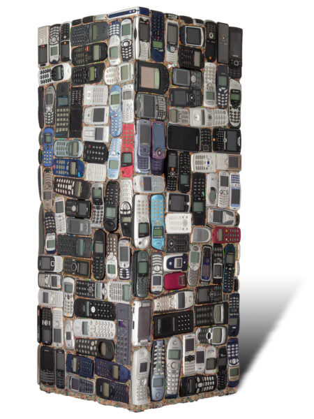 œuvre nommée "Motorola": totem cybertrash de Rémy Tassou. Vue d'un 3/4.