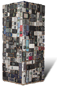 œuvre nommée "Motorola": totem cybertrash de Rémy Tassou. Vue d'un 3/4. (vue principale)