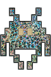 Œuvre nommée "Space Invader" : sculpture murale cybertrash de Rémy Tassou. (vue principale)