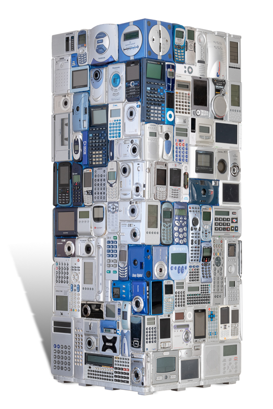 artwork named "DEEE": cybertrash sculpture (totem) by sculptor Rémy Tassou. A 3/4 view (main view featured)
