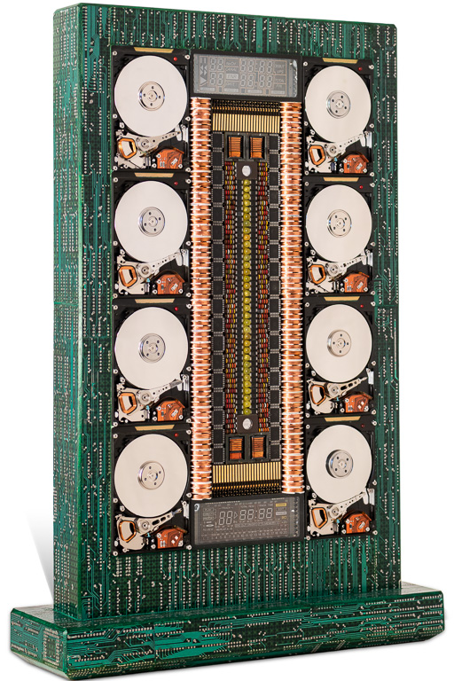 Œuvre nommée "WAZE ": totem cybertrasth du sculpteur Rémy Tassou. (vue principale - vignette double)