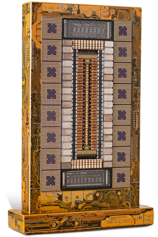 Œuvre nommée "Mono": totem cybertrasth du sculpteur Rémy Tassou. (vue principale - UNE)