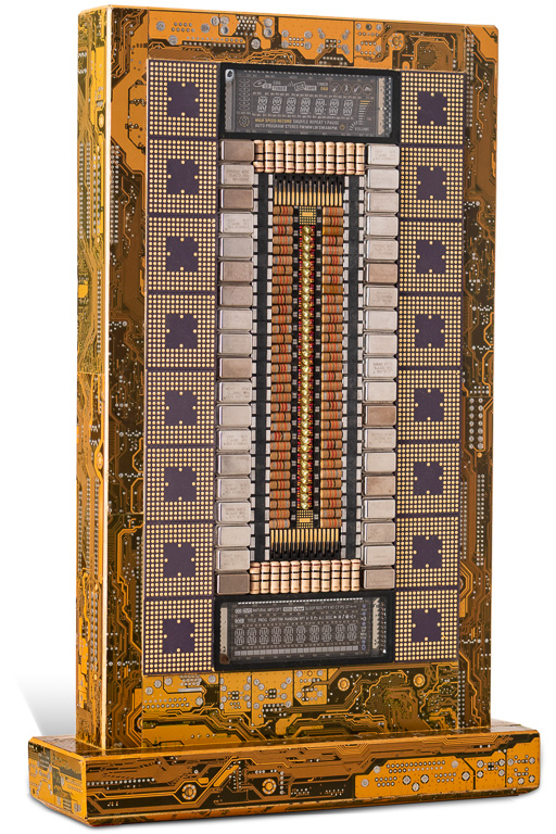 Artwork named "Mono" : cybertrash totem by the sculptor Rémy Tassou - (main view) (VIGNETTE DOUBLE)