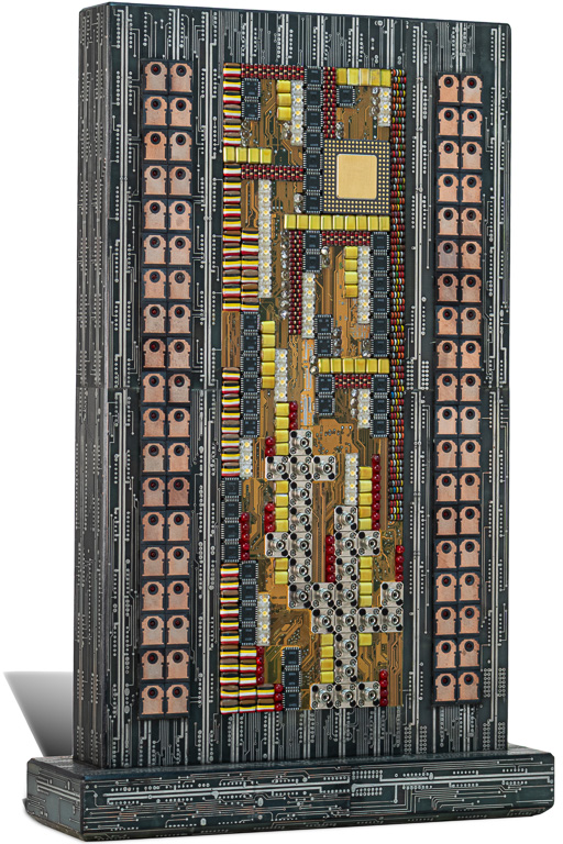 Œuvre nommée "Spot": totem cybertrasth du sculpteur Rémy Tassou. (Principale)(vue de 3/4)(VIGNETTE) (accueil double)