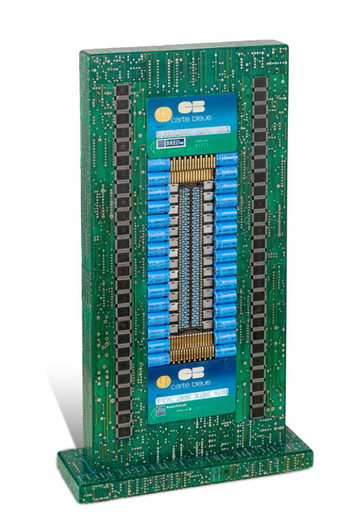 ŒArtwork named "Carte Bleue" : cybertrash totem by the sculptor Rémy Tassou (face 1)(main view)(UNE)